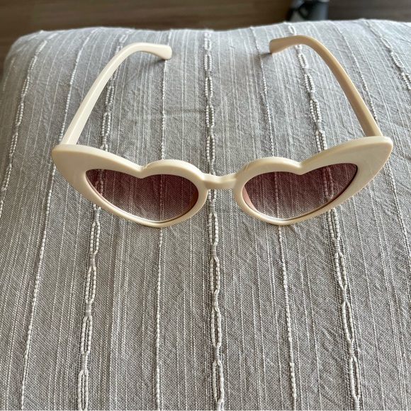 💜 Heart Sunglasses 💜 - Picture 2 of 8